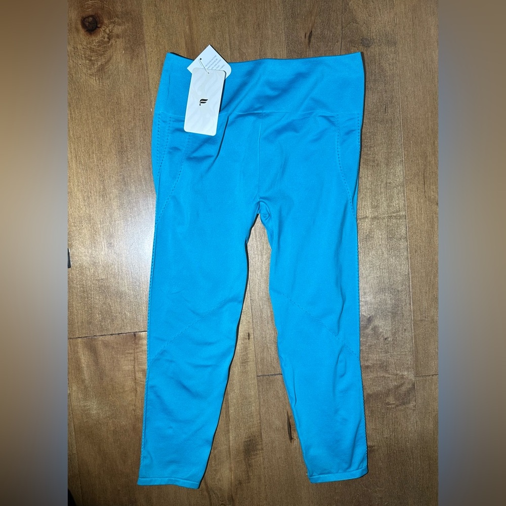 (NWT) Fabletics High-Waisted Seamless Dot‎ Capri - Turquoise Women’s Size Large